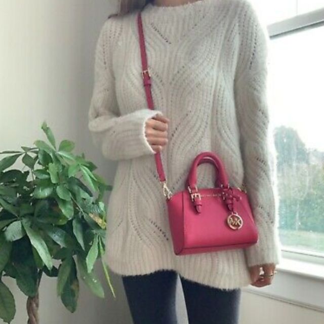 สด-ผ่อน-35h9ggfc6l-mk-ciara-xs-mini-crossbody-สีแดงอมชมพู-magenta-ใส่-iphone-ได้