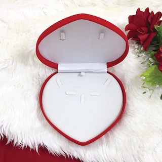 กล่องกำมะหยี่สีแดงใส่ชุดเครื่องประดับทรงหัวใจ กล่องแดง กล่องของขวัญ กล่องหัวใจ กล่องเซต