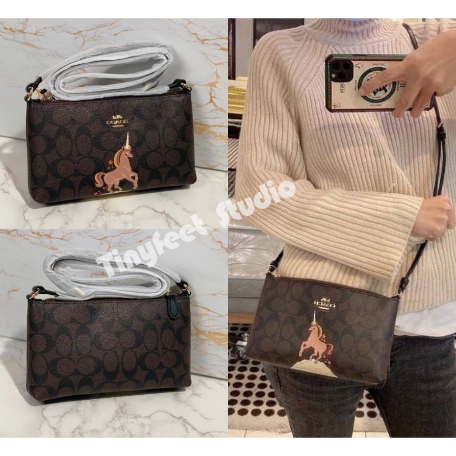 coach-c1654-zip-top-crossbody-ในผ้าใบลายเซ็นพร้อมกระเป๋าสะพายผู้หญิงยูนิคอร์น