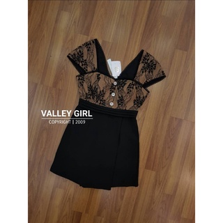 VALLEY GIRL จั๊มสูทกางเกงขาสั้น ด้านบนแต่งลุกไม้ แต่งระบายเล็กๆน่าร้ากมากค่า อกเสริมฟองน้ำ แพทเทินสวยมากค่า