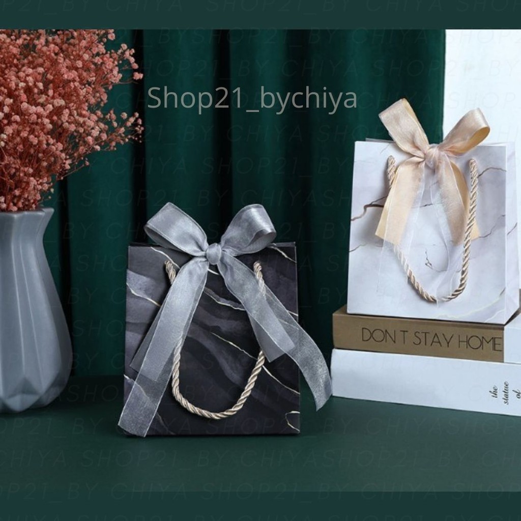 ภาพหน้าปกสินค้าแพ๊ค2ใบ พร้อมส่ง ถุงกระดาษ ถุงของขวัญ ลายหินอ่อนชมพูพร้อมโบว์สองเส้น BG21.26.mm-DBL.P จากร้าน shop21_bychiya บน Shopee