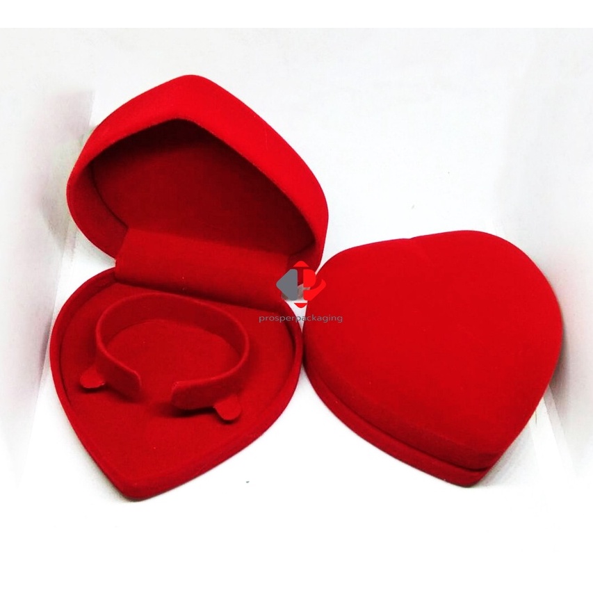 ภาพหน้าปกสินค้ากล่องกำมะหยี่ ทรงหัวใจ ใส่กำไล นาฬิกา สีแดงในแดง (10x10x4 จำนวน 1 ชิ้น code 53กำไล) จากร้าน prosper_packaging บน Shopee