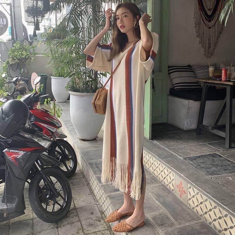 feminine-koncept-เดรส-ยาว-คอวี-ไหมพรม-ทูโทน-เป็นทรงปล่อยที่ฮิตกันมาก-จะขึ้นเหนือล่องใต้-ตัวนี้ได้ทุกงาน-มี-แต่งพู่