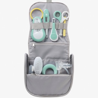 Beaba ชุดอุปกรณ์ดูแลสุขภาพเด็กพร้อมกระเป๋า  Hanging Toiletry Pouch with 9 Accessories - Grey