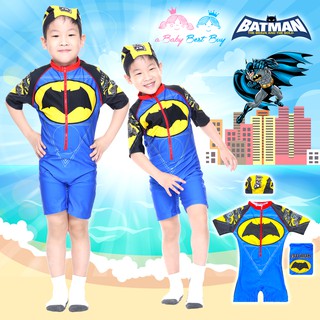ชุดว่ายน้ำเด็กผู้ชาย Batman บอดี้สูทเสื้อแขนสั้นกางเกงขาสั้น มาพร้อมหมวกว่ายน้ำและถุงผ้า กันแดด ใส่สบาย ลิขสิทธิ์แท้