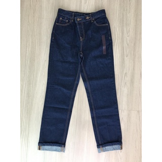 Stradivarius Slim Straight jeans กางเกงยีนส์เอวสูง  ผ้าไม่ยืด ทรงบอย ปลายขาพับ แต่กระดุมที่เอว ดีเทลสวยมาก เอว26 สพ.38