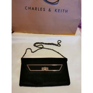 กระเป๋าคลัชหรือสะพายยี่ห้อ charles&amp;keith