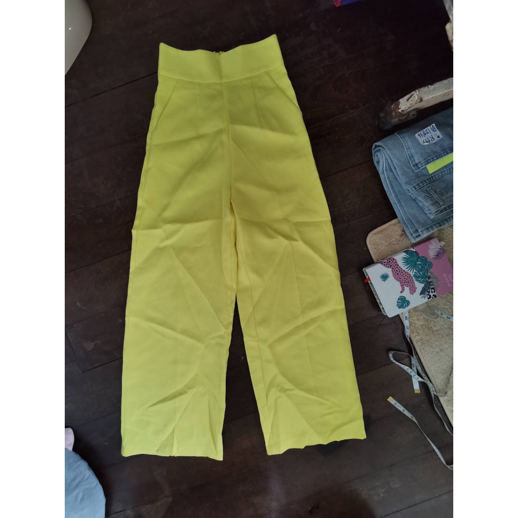 กางเกงขายาวเอวสูงสีเหลืองขากระบอกใหญ่
