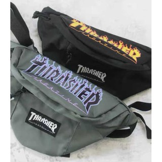 ภาพหน้าปกสินค้า△❀☸กระแสญี่ปุ่นจุดใหม่ THRASHER เปลวไฟร้อยทาวเวอร์กระเป๋าสะพายข้างเดียวแบบสบาย ๆ กระเป๋าคาดเอวสำหรับชายและหญิงคู่กระเป๋า ที่เกี่ยวข้อง