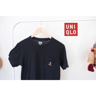 Uniqlo x T-shirt  สีดำปักลาย Mickey Mouse สภาพดี • อก 34 ยาว 24  ป้าย XS