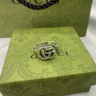 ภาพหน้าปกสินค้าGucci ไทด์แบรนด์เงินไทยทุกข์คู่ G รูปแบบที่สำคัญชายและหญิงเปิดแหวนแฟชั่นแหวนคู่แหวนเถาวัลย์แกะสลักแหวน สร้อยข้อมือเงินแ ซึ่งคุณอาจชอบสินค้านี้