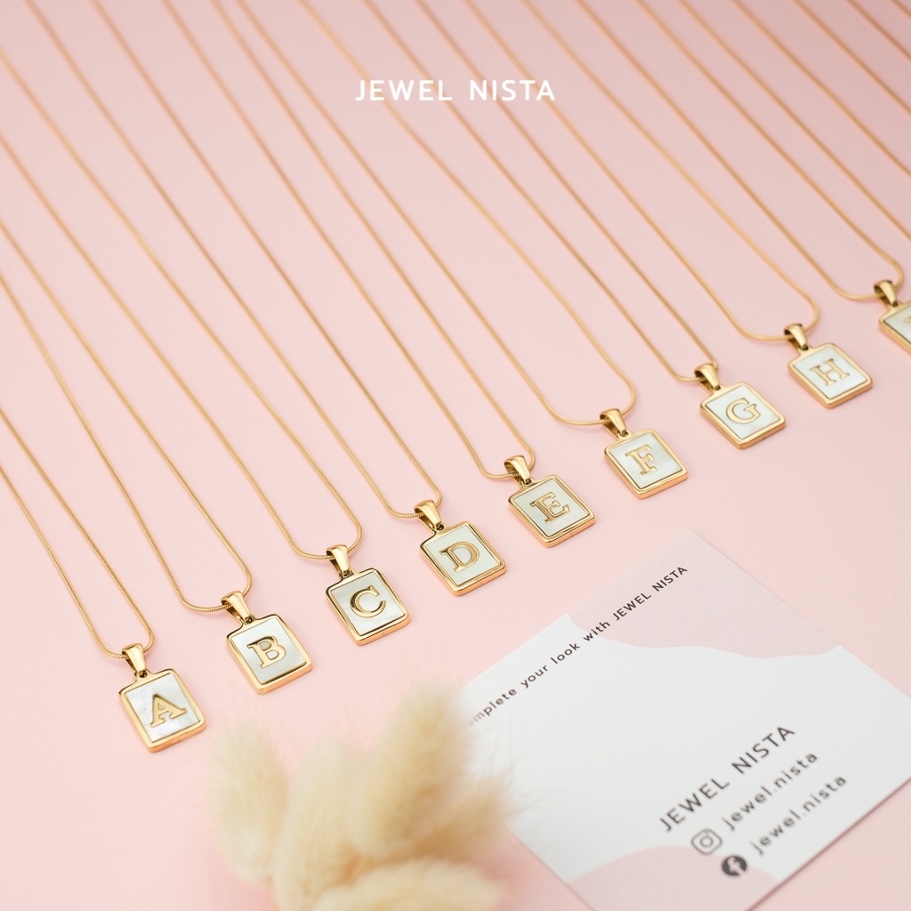 ภาพหน้าปกสินค้าpearly alphabet necklace  สร้อยคอตัวอักษรจี้เหลี่ยม จากร้าน jewel.nista บน Shopee
