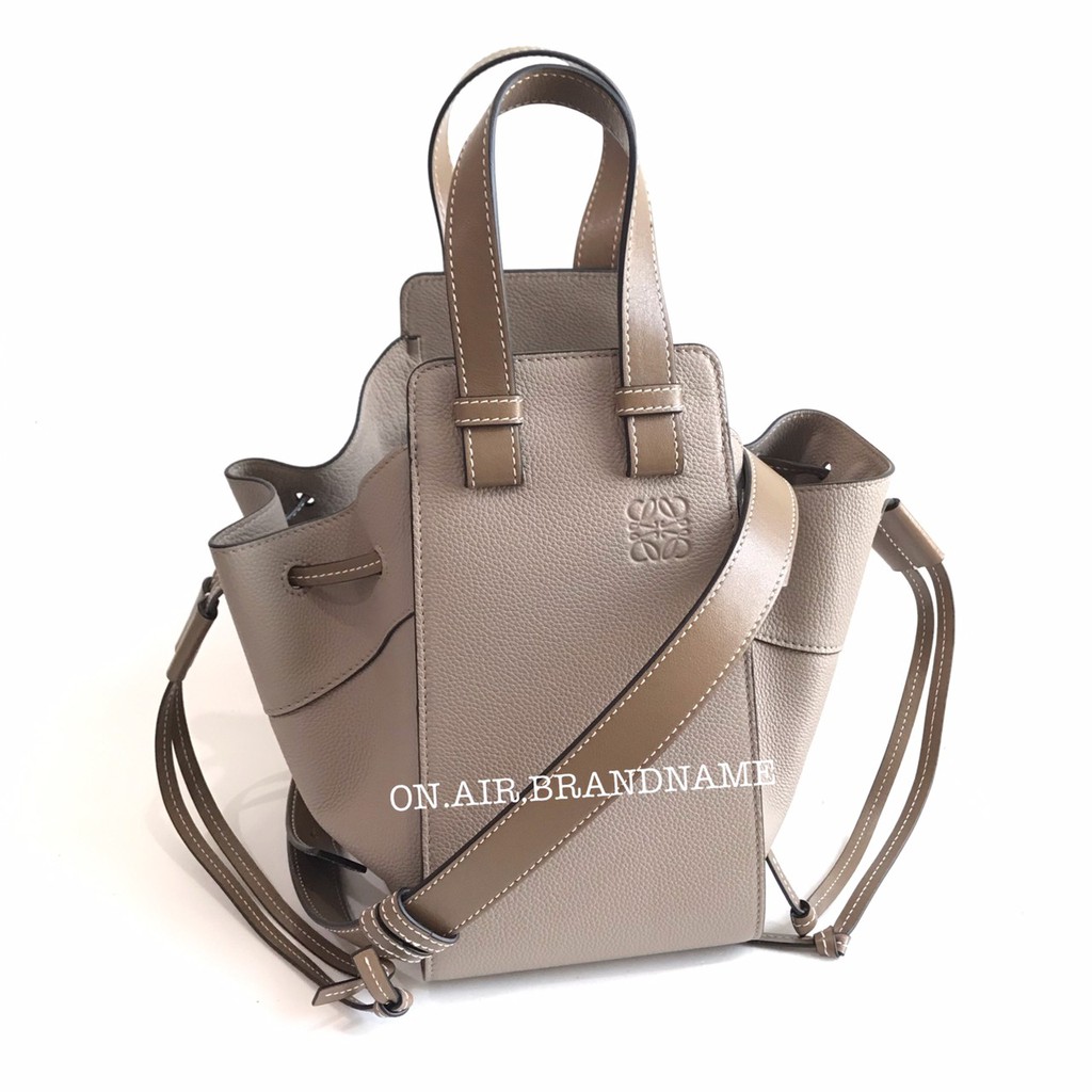 New loewe hammock drawstring small สี sand mink | Shopee Thailand