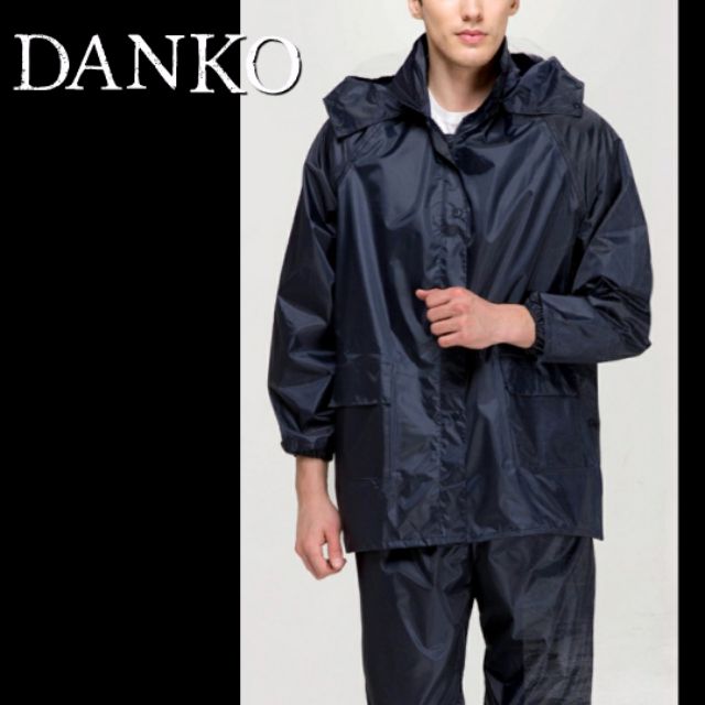 ภาพหน้าปกสินค้าชุดกันฝน Danko Raincoat มีแถบสะท้อนแสง( สีกรมท่าเข้ม เสื้อแบบมีหมวกฮู้ดพับเก็บได้+กางเกง+กระเป๋า)ผ้าโพลีเอสเตอร์หนา