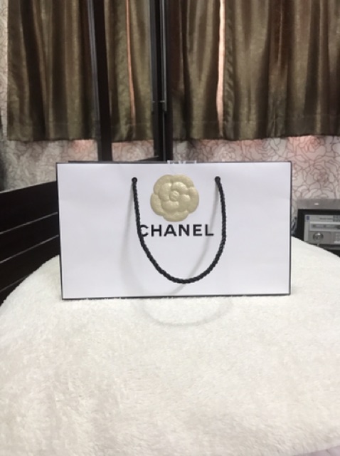 ถุงกระดาษ-chanel-ของแท้-ประดับดอกคามิเลียสีทอง