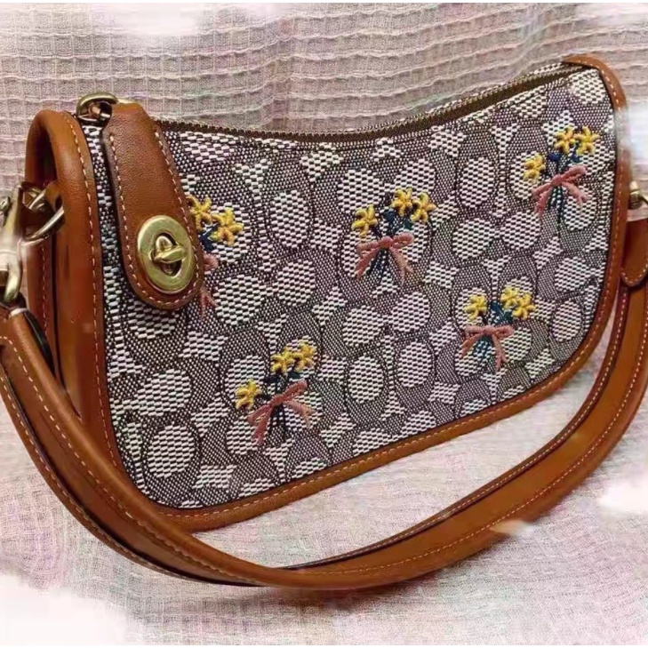 outlet-ส่วนลด-coach-c6289-กระเป๋าสะพายสตรีแฟชั่นลายช่อดอกไม้คลาสสิกปักใต้วงแขน