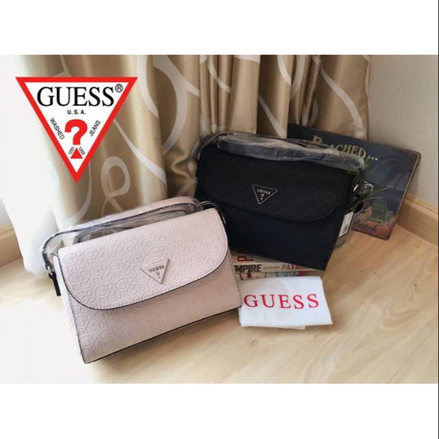 guess-rayna-logo-embossed-crossbody-bag-กระเป๋าสะพายไหล่หรือสะพายข้าง-เปิดปิดด้วยกระดุมแม่เหล็ก