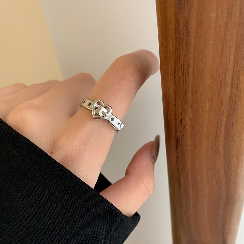 ภาพหน้าปกสินค้าJewelry แหวนนิ้วชี้ แหวนหัวเข็มขัด รูปหัวใจ สามารถปรับได้ เครื่องประดับแฟชั่น สําหรับผู้หญิง จากร้าน elegant.th บน Shopee