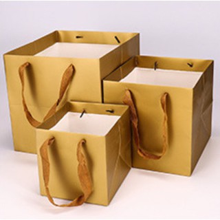ภาพขนาดย่อของภาพหน้าปกสินค้าถุงกระดาษหูหิ้ว ถุงใส่ของ ถุงกระดาษหูหิ้วใส่เค้กปอนด์(T30-1) จากร้าน boxdee_packaging บน Shopee
