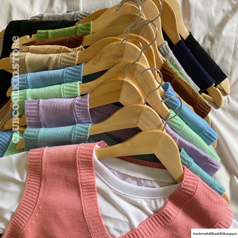 ภาพหน้าปกสินค้าเสื้อกั๊กไหมพรมสีพื้น (สินค้าพร้อมส่ง)