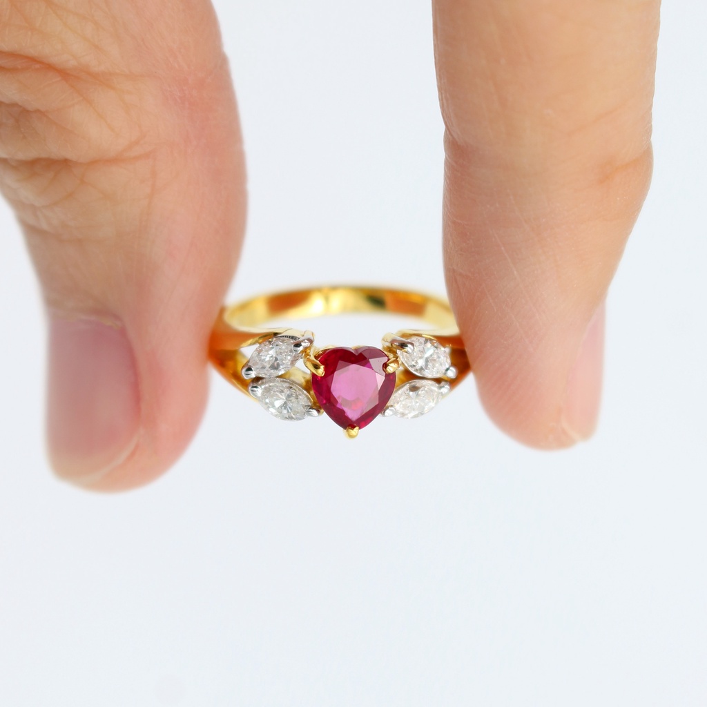 แหวนทองแท้-หลุดจำนำ-size-51-แหวนพลอย-รูปหัวใจ-ทับทิมสยาม-ประดับเพชรแท้ทรงมาคี-4-เม็ด-ทองแท้-18k