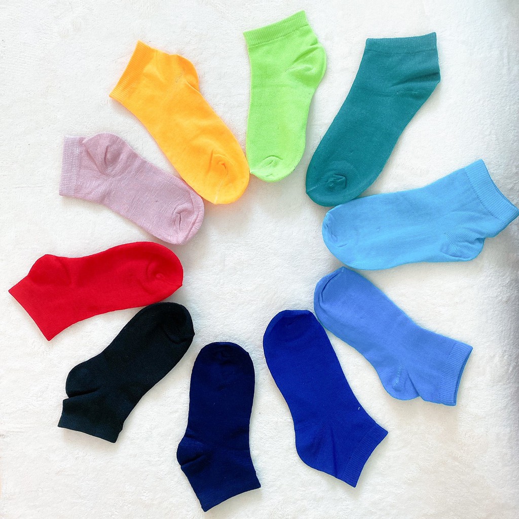ภาพหน้าปกสินค้าถุงเท้าข้อสั้น ถุงเท้าแฟชั่น สีสัน สดใส มี 8สี ราคาต่อ 1คู่ (ไม่สามารถเลือกสีได้) พร้อมส่ง