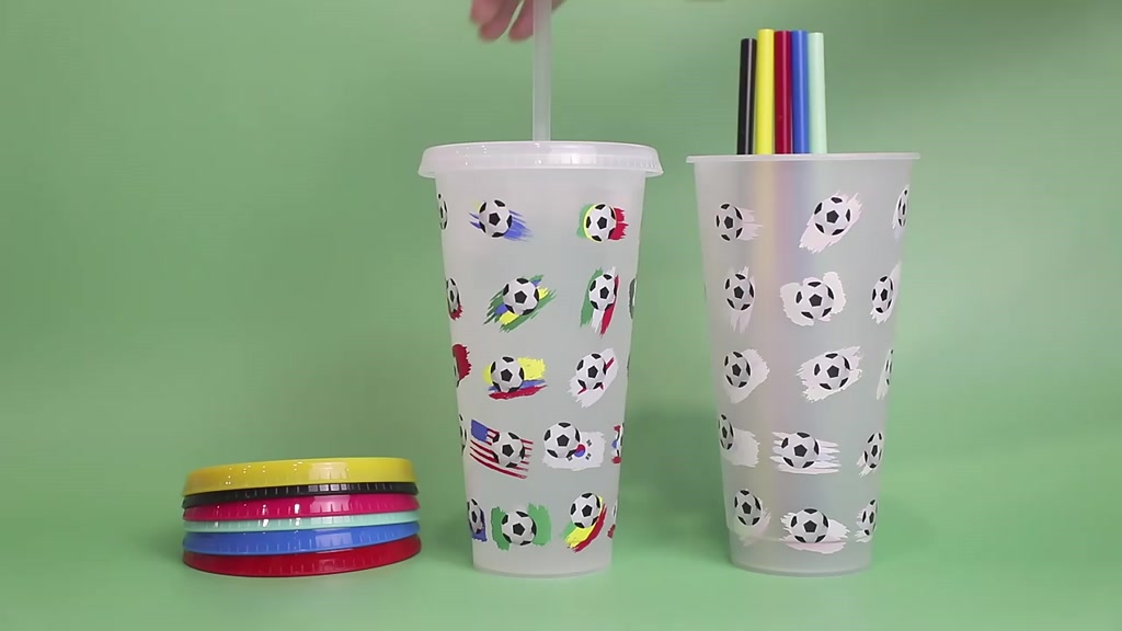จัดส่งที่รวดเร็ว-ฟุตบอลแก้วเปลี่ยนสีถ้วยเย็นที่มีฝาปิดและฟางฟุตบอลธีมถ้วยพลาสติกพรรคโปรดปรานตกแต่งฟุตบอลโลกเฉลิมฉลอง-flowerdance