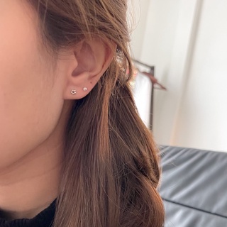 ภาพขนาดย่อของภาพหน้าปกสินค้าpetite flower dot piercing (1) จากร้าน a.piecestores บน Shopee ภาพที่ 2