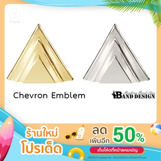 ตราสัญลักษณ์ติดหน้าหมวก รูปสามเหลี่ยม Chevron มี2สี สีเงินและสีทอง 14g