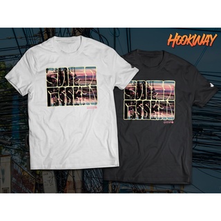 Hookway เสื้อยืดคอกลมแขนสั้นพิมพ์ลาย รัก โลภ โกรธ หลง ผ้าคอตต้อน100% Parody T-Shirt