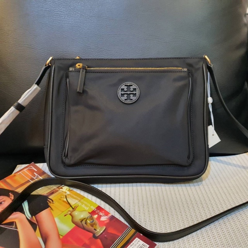 สด-ผ่อน-กระเป๋าสะพายสีดำไนลอน-10-นิ้ว-tory-burch-88365-swingpack-nylon-cross-body-bag