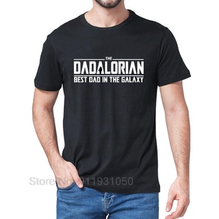 Tee - Unisex ผ้าฝ้าย 100% Dadalorian พ่อที่ดีที่สุดในกาแล็กซี่ตลกเสื้อยืดผู้ชายใหม่เสื้อยืดนุ่มด้าน