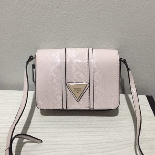 แท้💯% GUESS SHOULDER BAG กระเป๋าสะพายรุ่นมินิขนาดกำลังน่ารักจากแบร์น GUESS หนัง Saffiano สวยหรู