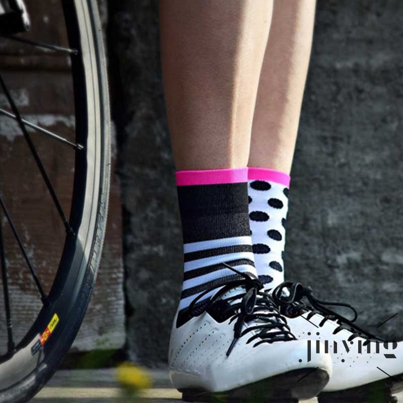 ภาพหน้าปกสินค้าถุงเท้าผ้าระบายอากาศได้ดีสำหรับปั่นจักรยาน