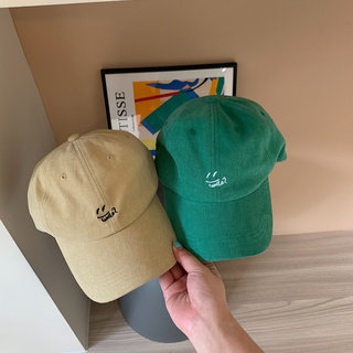 ภาพหน้าปกสินค้าหมวกเบสบอล หมวกแก๊ป แบบนิ่ม สีขาว สีเขียวนม สไตล์เกาหลี เรโทร เข้าได้กับทุกชุด ซึ่งคุณอาจชอบราคาและรีวิวของสินค้านี้