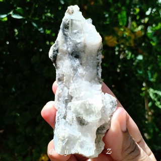 Fluorite 💚🍀#octahedralfluorite ผลึกฟลูออไรต์สีเขียว จากประเทศจีน 🇨🇳 น้ำหนัก 80 g ขนาด 9.7×4 cm หินธรรมชาติ หินสะสมหินดิบ