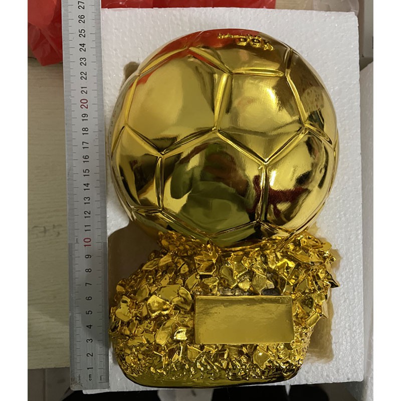 ภาพหน้าปกสินค้าถ้วยบัลลงดอร์ ลูกบอลทองคำ ขนาน24*18*18cm นักฟุตบอลที่มีผลงานยอดเยี่ยมที่สุด ถ้วยรางวัลฟุตบอล จากร้าน tee1314520520 บน Shopee