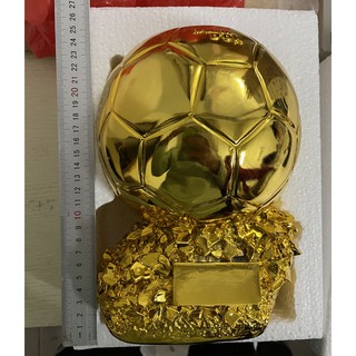 ภาพขนาดย่อของภาพหน้าปกสินค้าถ้วยบัลลงดอร์ ลูกบอลทองคำ ขนาน24*18*18cm นักฟุตบอลที่มีผลงานยอดเยี่ยมที่สุด ถ้วยรางวัลฟุตบอล จากร้าน tee1314520520 บน Shopee