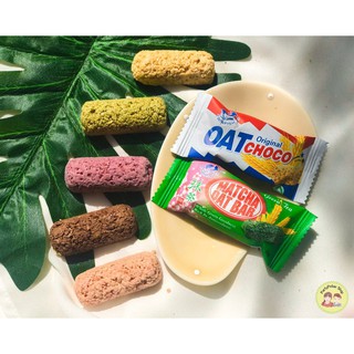 ภาพขนาดย่อของภาพหน้าปกสินค้าพร้อมส่ง Oat Choco ข้าวโอ๊ตอัดแท่งทั้ง 6 รส จากร้าน pui_comrade บน Shopee