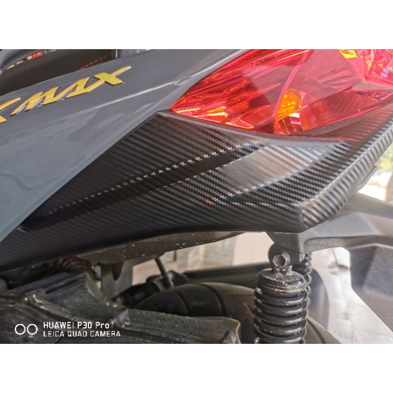 xmax300-สติ๊กเกอร์เคฟล่าใต้ไฟท้าย