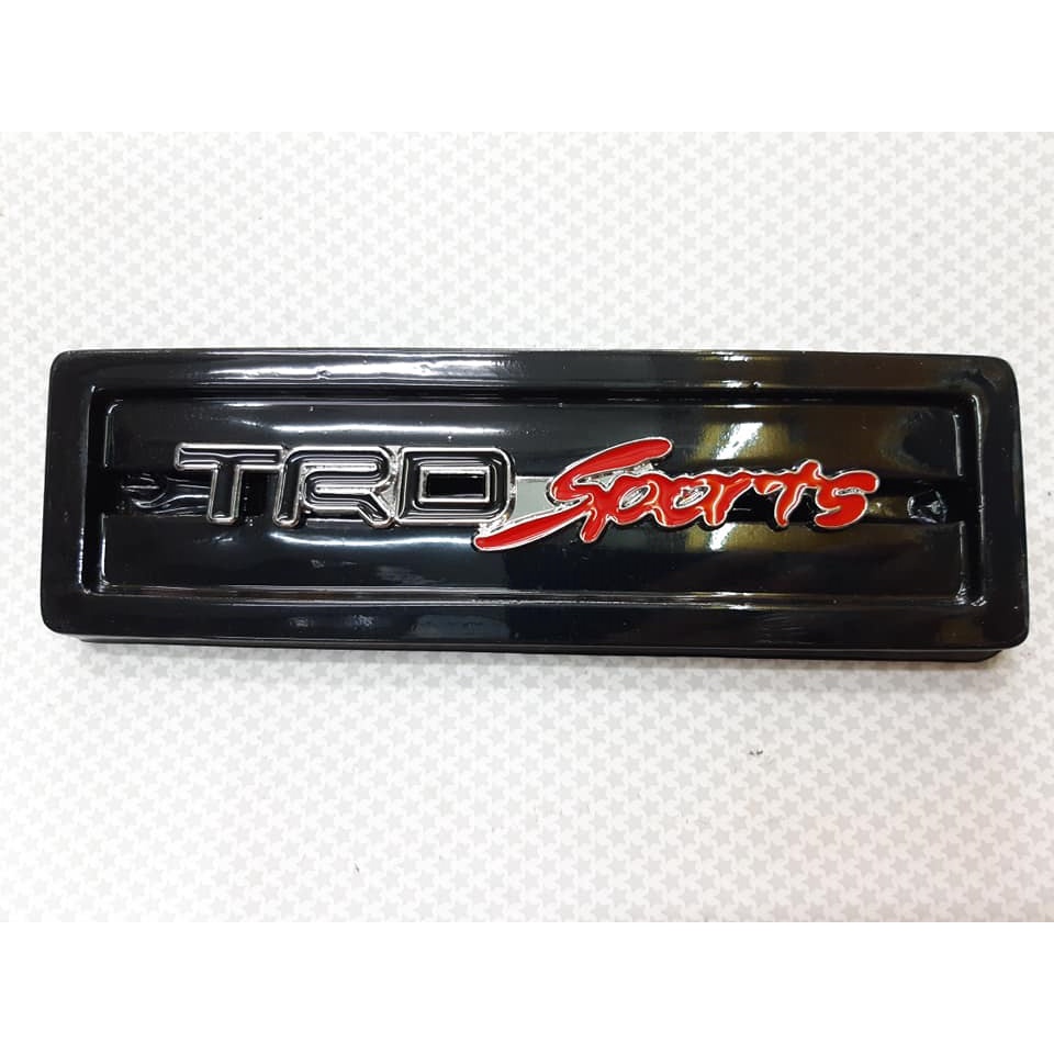เพลส-โลโก้กระจังหน้า-trdsports-ยึดน็อต-trdดำ-sportsแดง-กว้าง2-5cmxยาว13-5cm