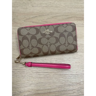 (ผ่อน0%) กระเป๋าสตางค์ใบยา ซิปรอบลายซี สายคล้องมือสีชมพู Coach LONG ZIP AROUND WALLET IN SIGNATURE CANVAS C4452Bold Pink