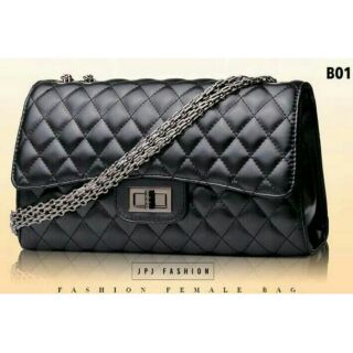 Chanel รุ่น Classic วัสดุทำจากหนัง Pu