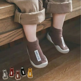 ภาพหน้าปกสินค้ารองเท้าหุ้มข้อเด็ก รองเท้าถุงเท้าของเด็กอายุ1-3ขวบ ที่เกี่ยวข้อง