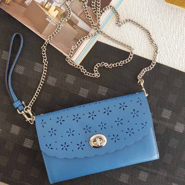 chain-crossbody-sky-blue