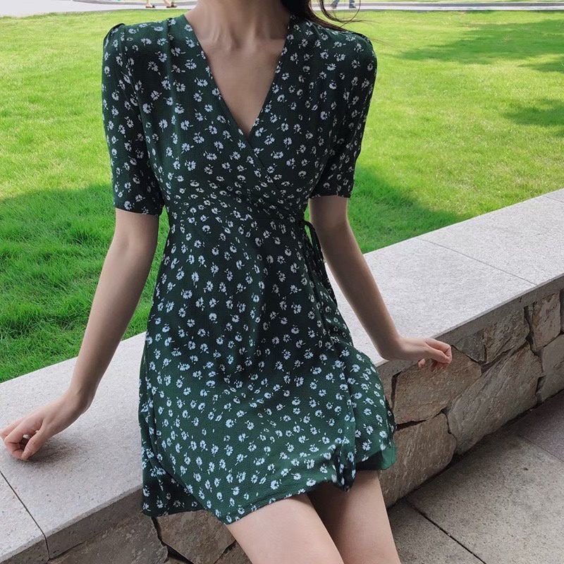 sp0702-green-daisy-dress-มินิเดรสคอวีลายดอกเดซี่จิ๋ว-ทรงป้ายหน้าผูกเอว-ผ้าเย็นเนื้อยืดหยุ่นใส่สบาย