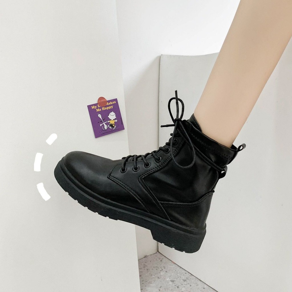 ภาพหน้าปกสินค้ารองเท้าบูทมาร์ตินหนาสีดำสไตล์อังกฤษหญิงส่วนบางระบายอากาศย้อนยุค
