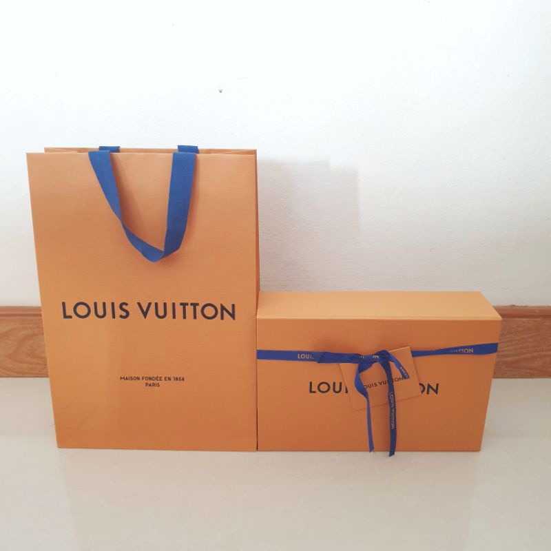 set-เล็ก-ถุงกระดาษ-กล่องแม่เหล็ก-การ์ด-แบรนด์-louis-vuitton-แท้-ซื้อแยกได้