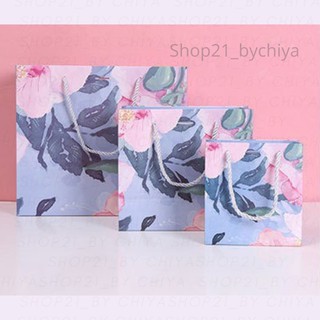 ภาพขนาดย่อของภาพหน้าปกสินค้าแพ๊ค2ใบ พร้อมส่ง ถุงของขวัญ ถุงกระดาษ ลายดอกไม้สวยๆ พร้อมโบว์ผูก FLE01BL จากร้าน shop21_bychiya บน Shopee ภาพที่ 1