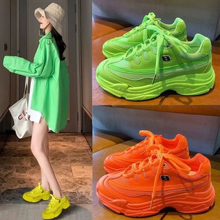 รองเท้าเก่าสีเขียวเรืองแสงผู้หญิงอินเทรนด์ 2020 ฤดูใบไม้ผลิและฤดูร้อนใหม่ตาข่ายสีแดงระบายอากาศรองเท้าผ้าใบพื้นหนา
